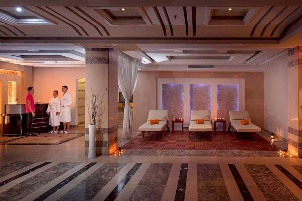 Innenbereich des Premier Le Reve Hotel & Spa mit Loungebereich und drei Liegen.