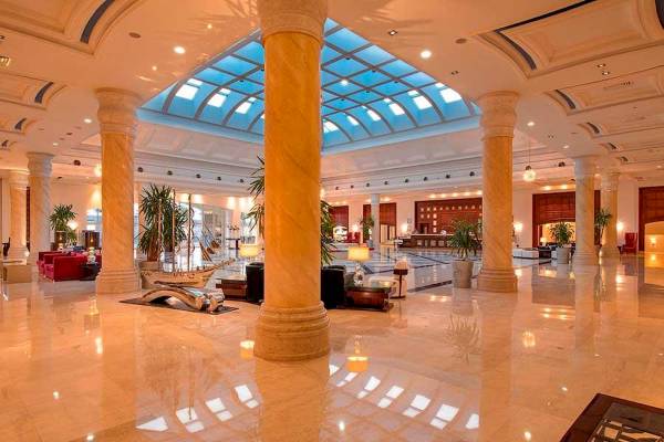 Empfangsbereich des Premier Le Reve Hotels mit Marmorboden und hohen Säulen.