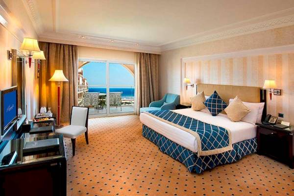 Premier Le Reve Hotel & Spa Zimmer mit Meerblick, Bett, Balkon, Fernseher, Schreibtisch.