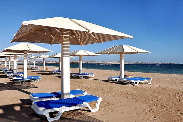 Strand mit Sonnenliegen und Sonnenschirmen am Premier Le Reve Hotel & Spa