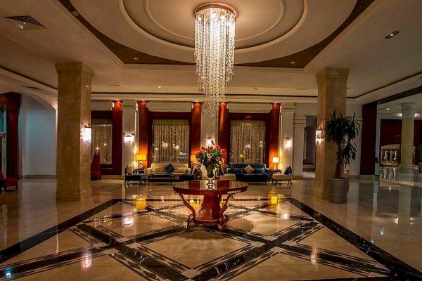 Lobby des Premier Le Reve Hotel & Spa mit einer großen Kristallleuchte und einem runden Tisch