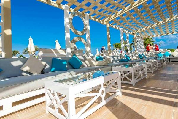 Außenbereich des Premier Le Reve Hotel & Spa mit Loungesofas und Tischen