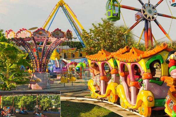Sherwood Dreams Resort Freizeitpark mit Achterbahn und buntem Zug