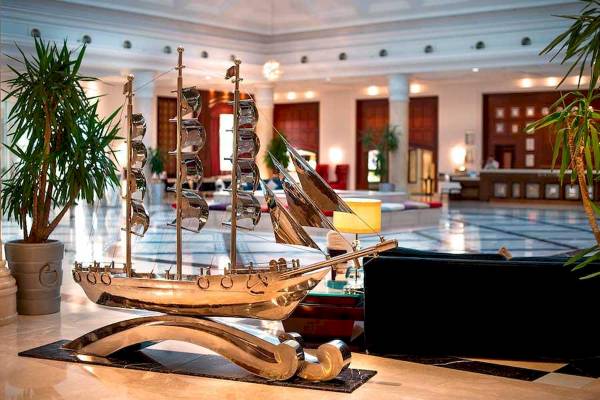 Ein silbernes Schiffsmodell im Foyer des Premier Le Reve Hotel & Spa.