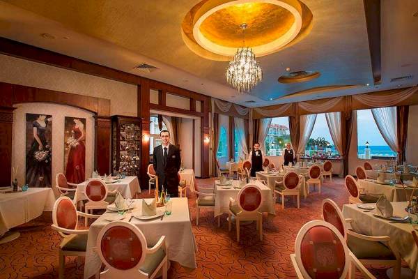 Restaurant des Premier Le Reve Hotel mit elegant eingerichteten Tischen und Angestellten