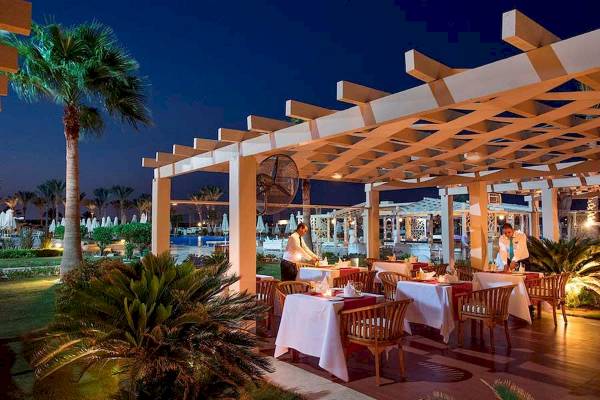 Restaurant-Terrasse des Premier Le Reve Hotel & Spa bei Nacht