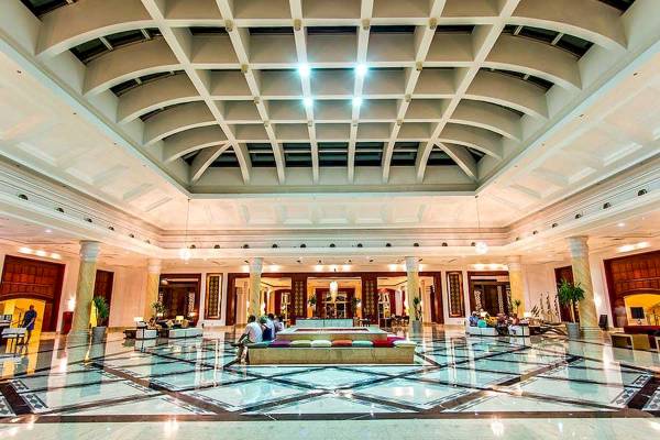 Lobby des Premier Le Reve Hotel & Spa mit hoher Decke und gemustertem Boden