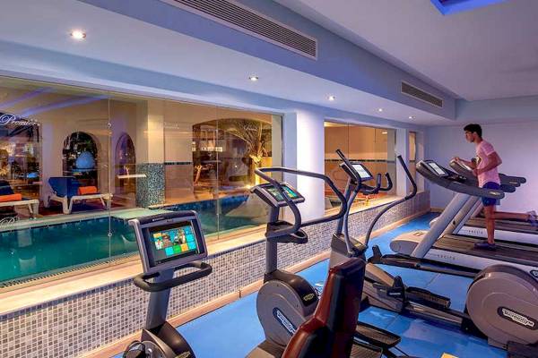 Fitnessraum im Premier Le Reve Hotel & Spa mit Blick auf den Pool.