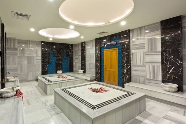 Wellnessbereich im Sherwood Dreams Resort mit Marmorwänden und Becken.
