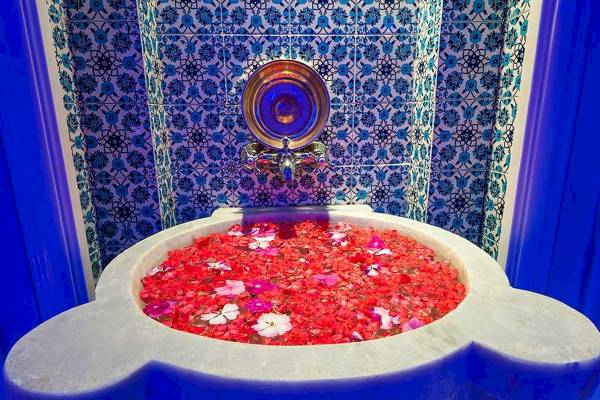 Ein Marmorbecken mit roten und weißen Blumen im Premier Le Reve Hotel & Spa.