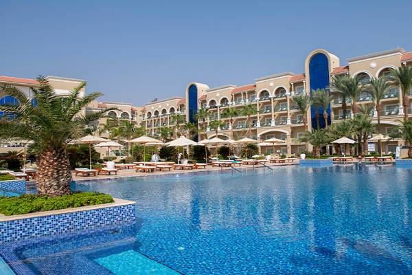 Außenpool des Premier Le Reve Hotel & Spa mit Sonnenliegen und Palmen