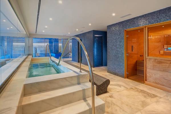 Wellnessbereich im Hipotels Gran Playa de Palma mit Pool und Sauna.