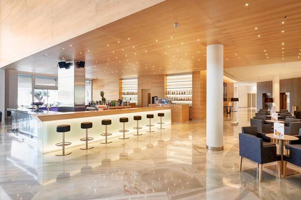 Barbereich des Hipotels Gran Playa de Palma mit modernen Möbeln und hellem Interieur.