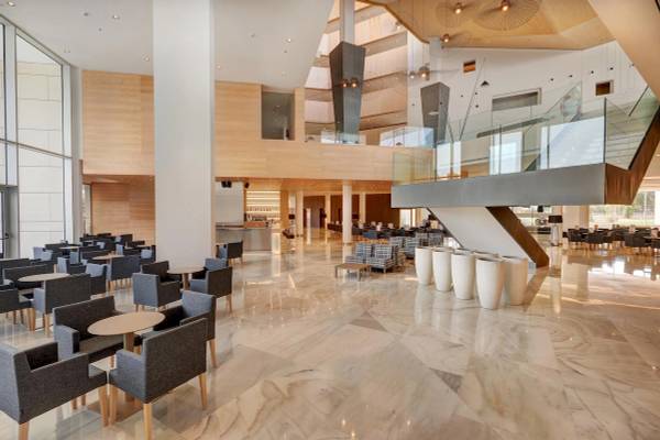 Lobby des Hipotels Gran Playa de Palma mit Marmorboden und Sitzbereichen.