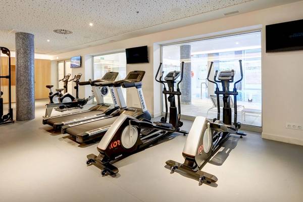 Fitnesscenter im Hipotels Gran Playa de Palma mit Laufbändern und anderen Geräten.