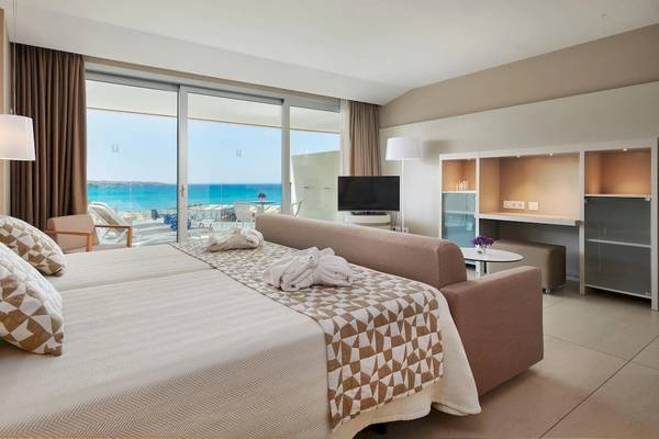 Hotelzimmer im Hipotels Gran Playa de Palma mit Blick auf das Meer.