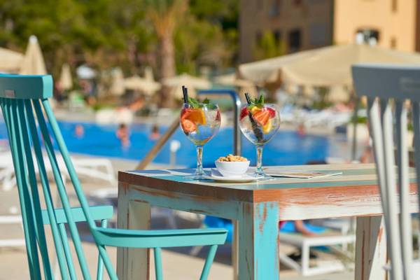 Getränke auf einem Tisch im Hipotels Gran Playa de Palma neben dem Pool