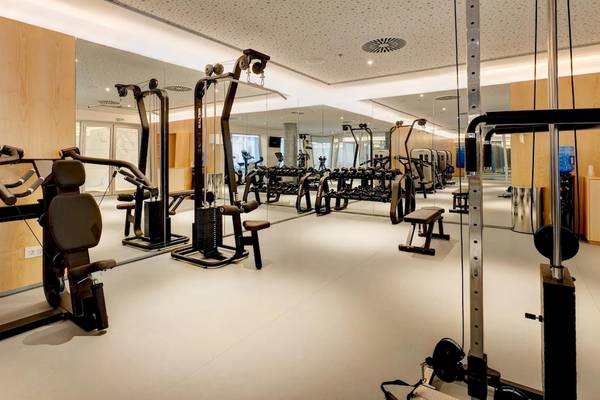 Fitness-Center im Hipotels Gran Playa de Palma mit vielen Geräten und Spiegeln