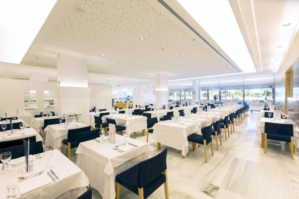 Innenansicht des Restaurants im Hipotels Gran Playa de Palma mit vielen gedeckten Tischen und Stühlen.