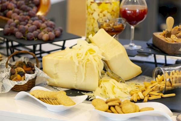 Snacks-Buffet im Hipotels Gran Playa de Palma mit Käse, Crackern, Trockenfrüchten und Getränken.