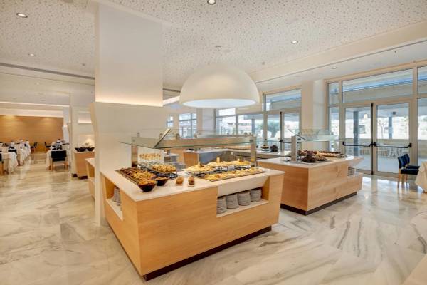 Buffetbereich im Hipotels Gran Playa de Palma mit vielen Speisen und Gläsern.