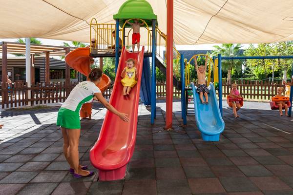 Kinderspielplatz im Sherwood Dreams Resort mit Rutschen und Schaukeln.