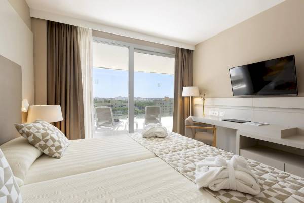 Zimmer im Hipotels Gran Playa de Palma mit Blick auf eine Terrasse.