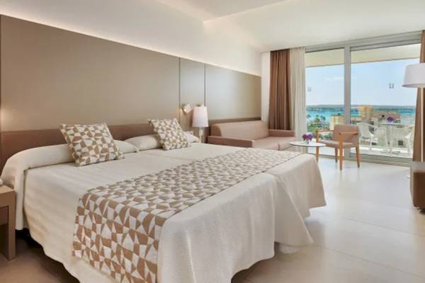 Hotelzimmer mit Meerblick im Hipotels Gran Playa de Palma, mit zwei Betten, Wohnzimmermöbeln und einer Terrasse.