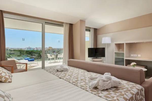 Doppelbett Zimmer im Hipotels Gran Playa de Palma mit Terrasse und Stadtblick