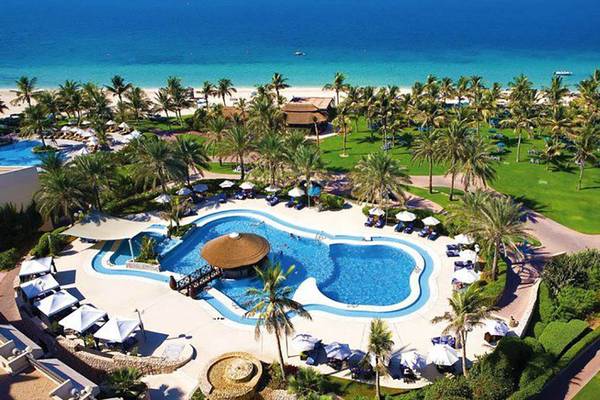 Luftaufnahme des JA Palm Tree Court Resorts mit Pool, Palmen und Strand