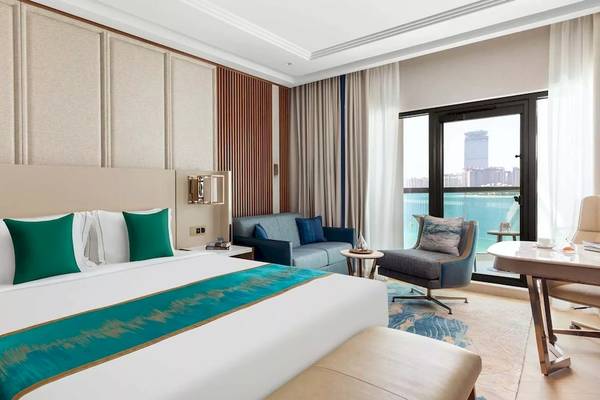 Hotelzimmer im Taj Exotica Resort & Spa mit Blick auf die Stadt