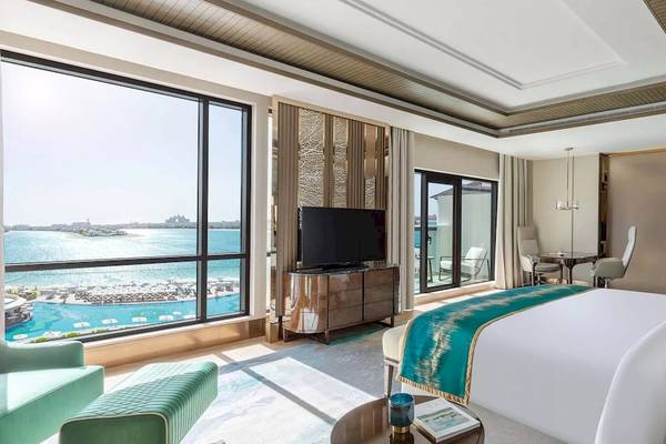 Innenansicht eines Schlafzimmers im Taj Exotica Resort & Spa The Palm Dubai mit Blick auf das Meer.