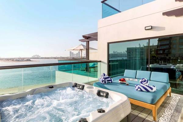 Balkon im Taj Exotica Resort & Spa The Palm Dubai mit Whirlpool und Meerblick.