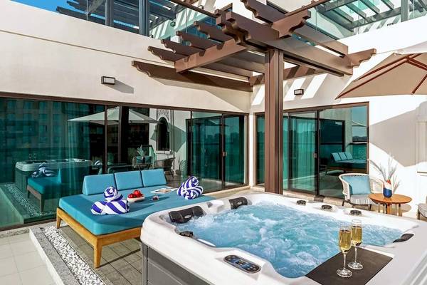 Terrasse mit Jacuzzi im Taj Exotica Resort & Spa The Palm Dubai