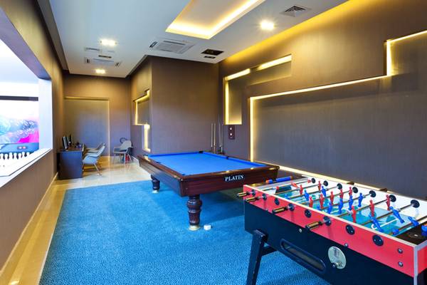 Spielzimmer im Sherwood Dreams Resort mit Billardtisch und Tischfußball.