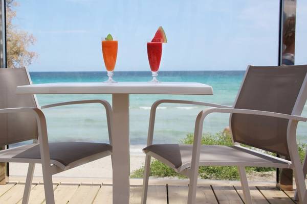 Terrasse mit Getränken am Strand des Iberostar Playa de Muro Hotels