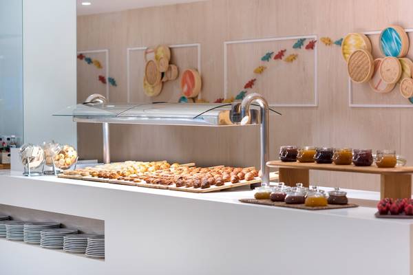 Frühstücksbuffet im Iberostar Playa de Muro Hotel mit Gebäck und Marmeladen