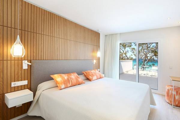 Schlafzimmer im Iberostar Playa de Muro Hotel mit Blick auf das Meer.