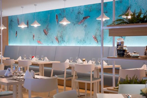 Speisesaal des Iberostar Playa de Muro Hotels mit modernem Interieur und Meerestapete.