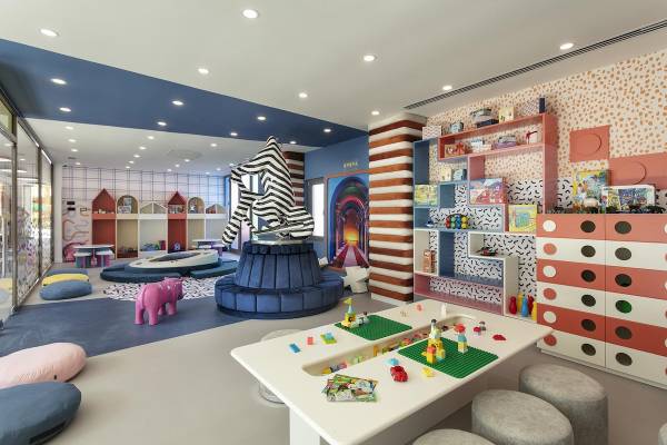 Kinderspielzimmer im Cullinan Belek Hotel mit bunten Möbeln, Spielzeug und einem Zebra-Skulptur.