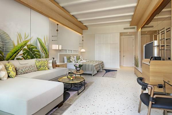 Innenansicht eines Gästezimmers im Cullinan Belek Hotel mit modernem Design und üppiger Vegetation.