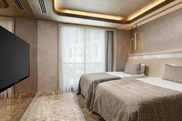Zweibettzimmer im Cullinan Belek Hotel mit moderner Einrichtung und Panoramafenstern.