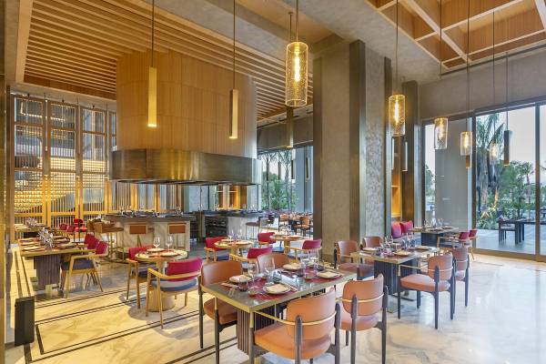Restaurant des Cullinan Belek Hotels mit Tischen und Sitzgelegenheiten.