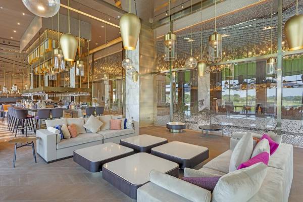 Foyer im Cullinan Belek Hotel mit modernen Möbeln, Couches und Sitzgelegenheiten.