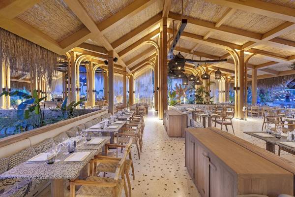 Innenbereich des Cullinan Belek Hotels mit Holzelementen und runden Lampen.