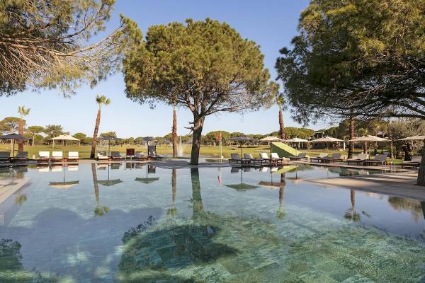 Außenpool des Cullinan Belek Hotels mit Liegestühlen und Schirmen