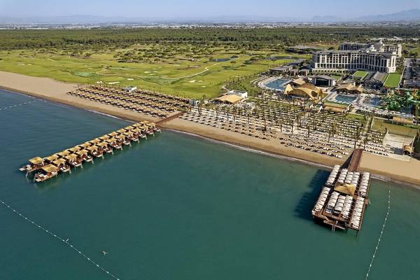 Luftaufnahme des Cullinan Belek Hotels mit Strand, Bungalows und Golfplatz.