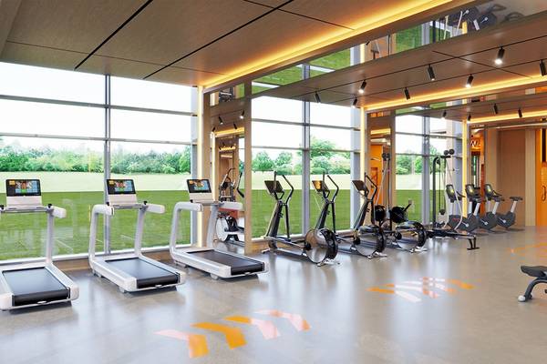 Fitnessstudio im Gloria Serenity Resort mit modernen Laufbändern und großen Fenstern.