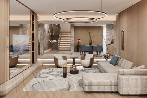 Das elegante Wohnzimmer des Gloria Serenity Resort mit einer großen Couch, Stühlen und einem großen Teppich.