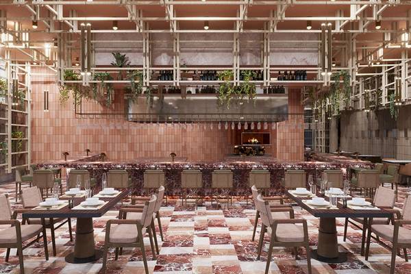Innenraum des Gloria Serenity Resort Restaurants mit Marmortischen, Stühlen und einer offenen Küche.